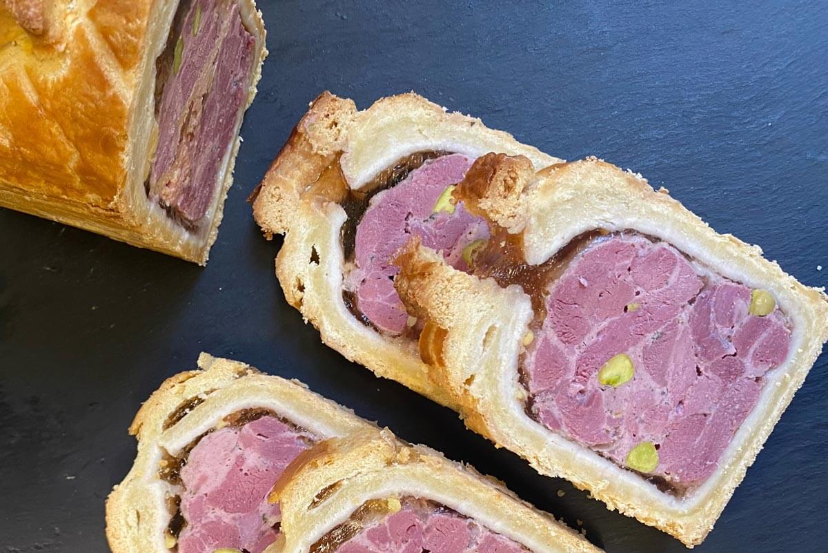 Pâté en croûte de gibier traditionnel aux éclats de pistache